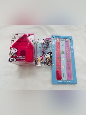 Peanuts wet n wild  ,beauty blender case , eyelash curler and nail filer